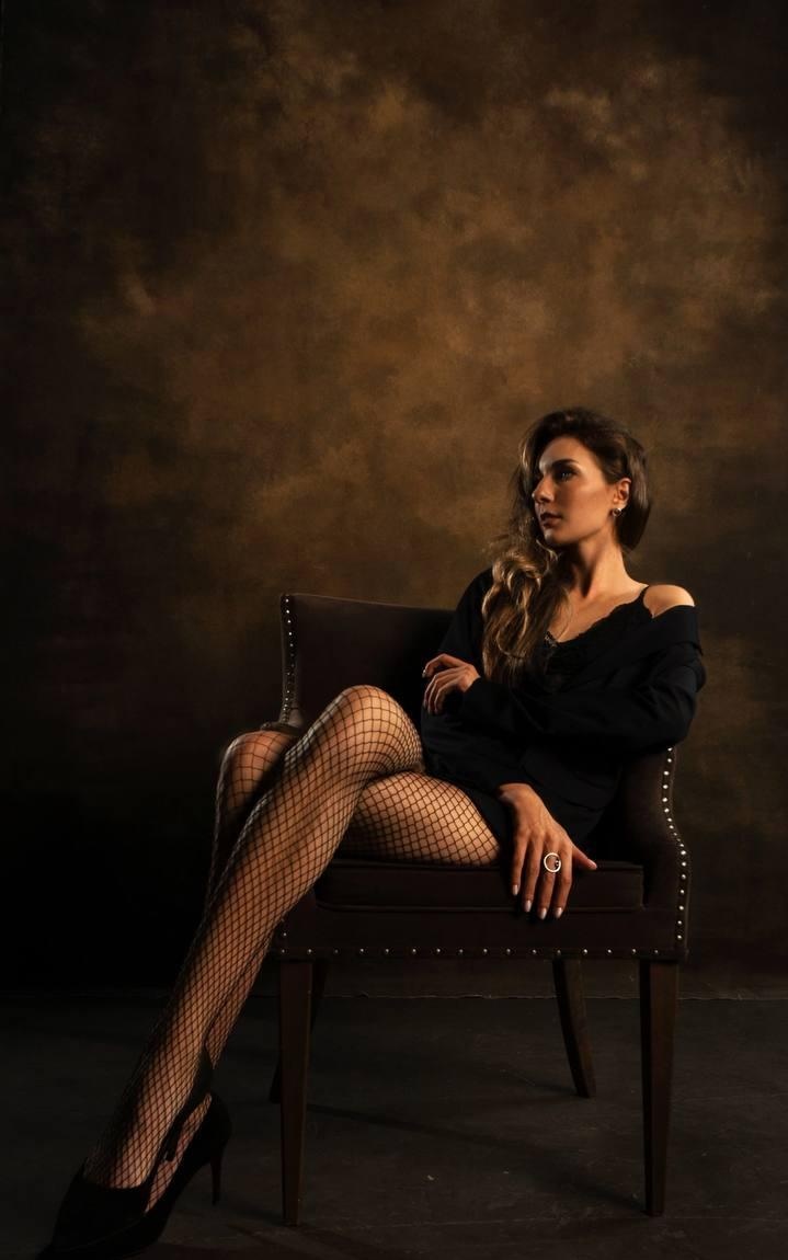 Зарина привлекальеная девушка из Углегорска цена от 5000 руб