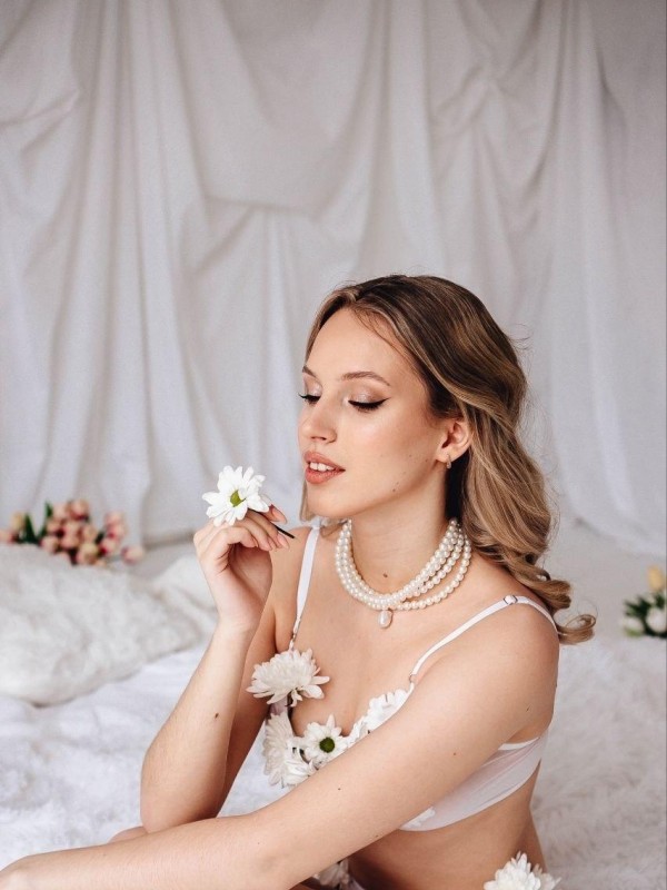 Аня привлекательная девушка из Углегорска цена от 7000 руб